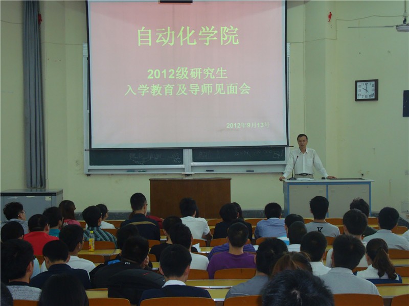 自拍偷拍
召开2012级研究生入学教育及导师见面会